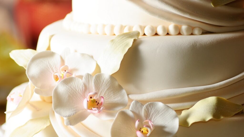 How Your Custom Wedding Cake Goes From an Idea to a Masterpiece
